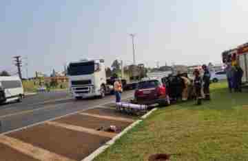 Laranjeiras - Colisão entre caminhao e carro de passeio é registrada no trevo de acesso a cidade 